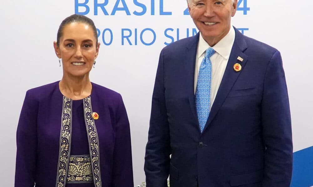 Fotografía cedida por la Presidencia de México de la mandataria mexicana, Claudia Sheinbaum, junto al presidente de Estados Unidos, Joe Bide, este lunes durante la cumbre del G20, en Río de Janeiro (Brasil). EFE/ Presidencia de México