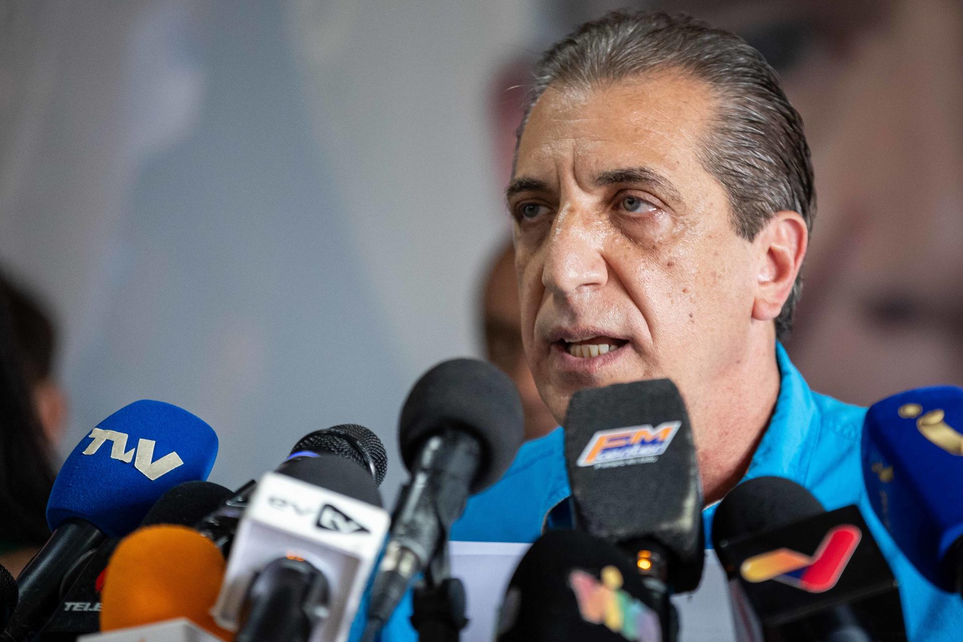 Fotografía de archivo del coordinador nacional del partido político venezolano Convergencia, Biagio Pilieri, durante una rueda de prensa, en Caracas (Venezuela). EFE/ Ronald Peña