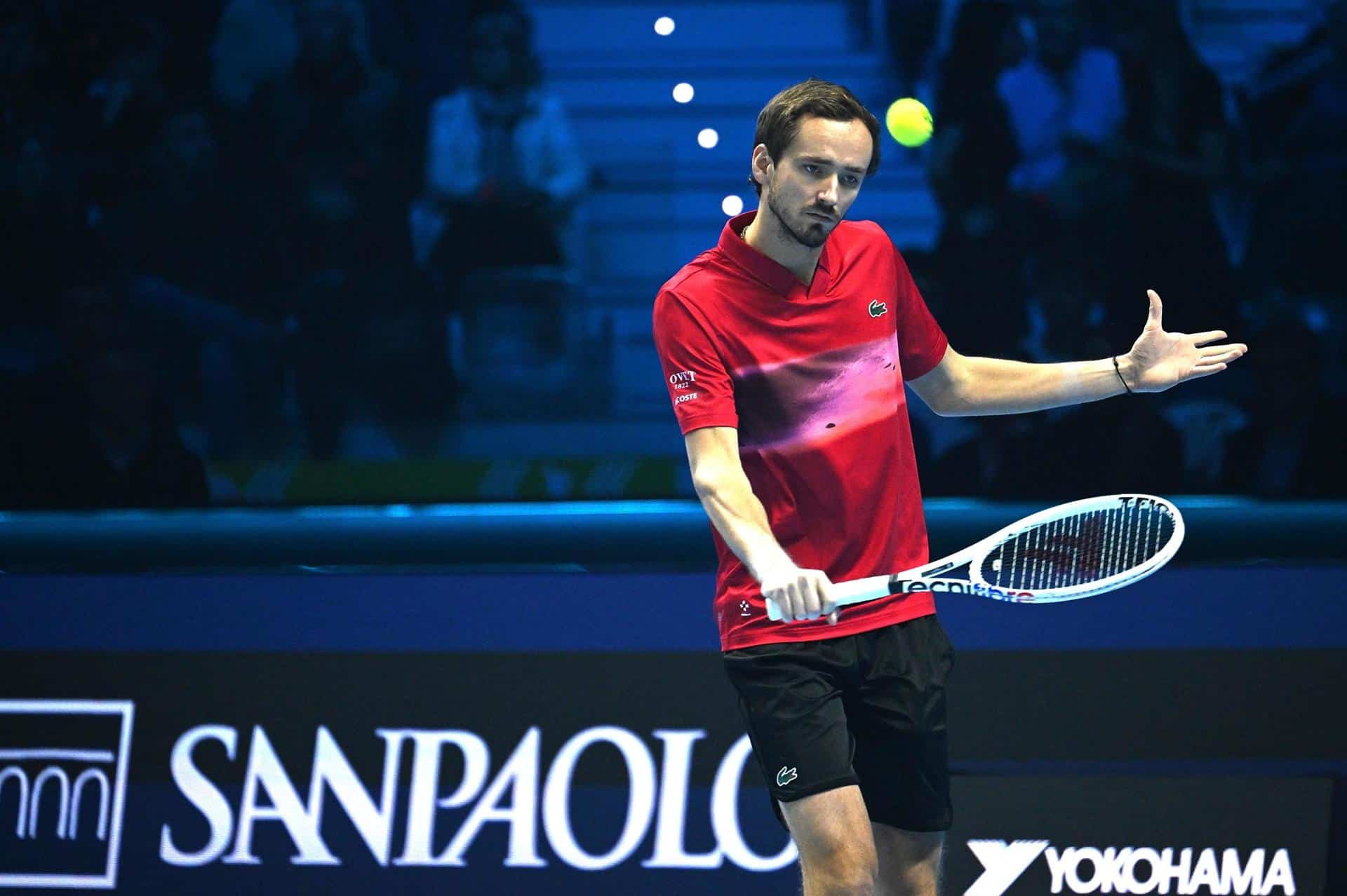 El tenista ruso Daniil Medvedev en su partido de la Round Rob icontra el australiano Alex De Minauren Turín, Italia. EFE/EPA/MASSIMO RANA