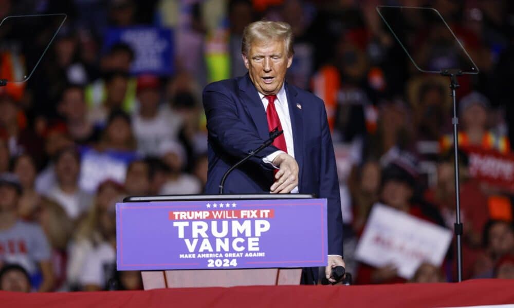 El candidato presidencial republicano Donald J. Trump habla durante un evento de campaña en el Fiserv Forum en Milwaukee, Wisconsin, EE. UU., el 01 de noviembre de 2024. EFE/EPA/JEFFREY PHELPS