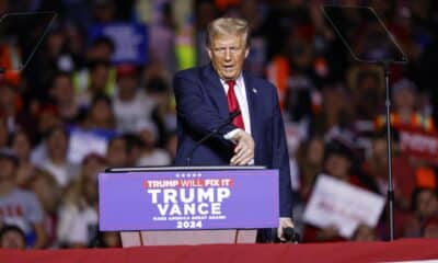 El candidato presidencial republicano Donald J. Trump habla durante un evento de campaña en el Fiserv Forum en Milwaukee, Wisconsin, EE. UU., el 01 de noviembre de 2024. EFE/EPA/JEFFREY PHELPS