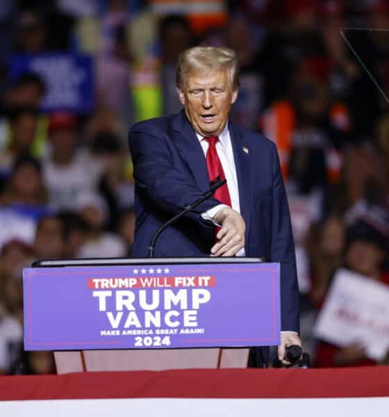 El candidato presidencial republicano Donald J. Trump habla durante un evento de campaña en el Fiserv Forum en Milwaukee, Wisconsin, EE. UU., el 01 de noviembre de 2024. EFE/EPA/JEFFREY PHELPS