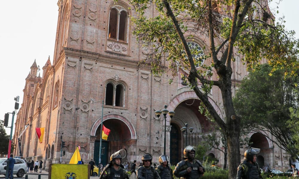 Militares ecuatorianos recorren el centro histórico el 11 de noviembre de 2024 en Cuenca (Ecuador). Un contingente de 700 policías se desplazó a la ciudad de Cuenca para reforzar la seguridad como parte del operativo especial que la Policía Nacional de Ecuador tiene previsto realizar en el marco de la XXIX Cumbre Iberoamericana, que se realizará el jueves 14 y el viernes 15 de noviembre. EFE/José Jácome