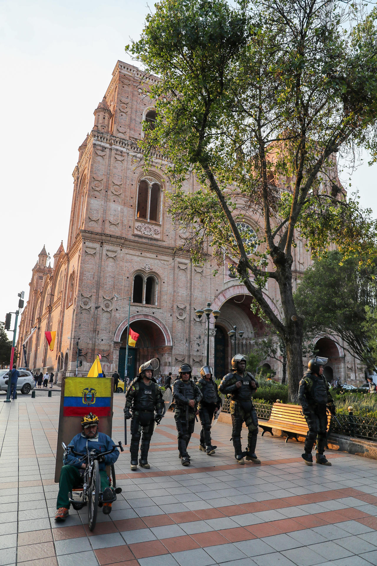 Militares ecuatorianos recorren el centro histórico el 11 de noviembre de 2024 en Cuenca (Ecuador). Un contingente de 700 policías se desplazó a la ciudad de Cuenca para reforzar la seguridad como parte del operativo especial que la Policía Nacional de Ecuador tiene previsto realizar en el marco de la XXIX Cumbre Iberoamericana, que se realizará el jueves 14 y el viernes 15 de noviembre. EFE/José Jácome