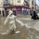 Una mujer hace fotos en Málaga durante las inundaciones sucedidas en el sur de España. EFE/María Alonso