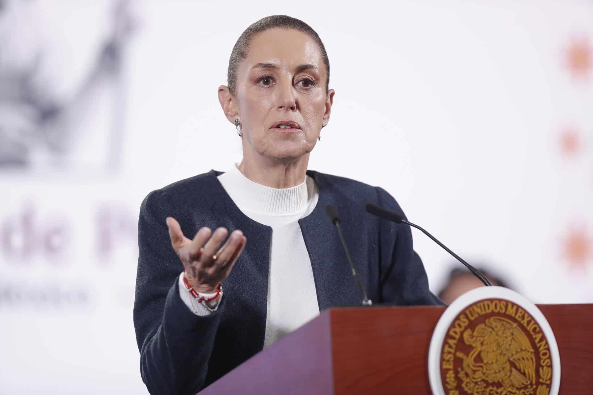 La presidenta de México, Claudia Sheinbaum, habla en su rueda de prensa matutina en Palacio Nacional, este miércoles en Ciudad de México (México). EFE/ Isaac Esquivel