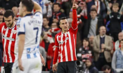 El delantero del Athletic Alejandro Berenguer (d) celebra tras marcar ante la Real Sociedad, en una foto de archivo. EFE/Luis Tejido