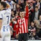 El delantero del Athletic Alejandro Berenguer (d) celebra tras marcar ante la Real Sociedad, en una foto de archivo. EFE/Luis Tejido