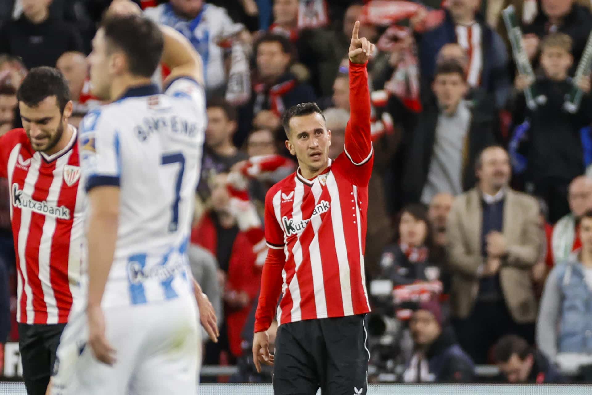 El delantero del Athletic Alejandro Berenguer (d) celebra tras marcar ante la Real Sociedad, en una foto de archivo. EFE/Luis Tejido