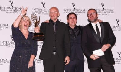 El periodista español Raúl Gallego Abellán y el productor Medir Plandolit Casals posan con el premio de Serie Corta por 'Punt de no retorn' durante la 52ª edición de los Premios Emmy Internacional, presentados por la Academia Internacional de Artes y Ciencias de la Televisión, en Nueva York (EE.UU.), el 25 de noviembre de 2024. EFE/EPA/SARAH YENESEL