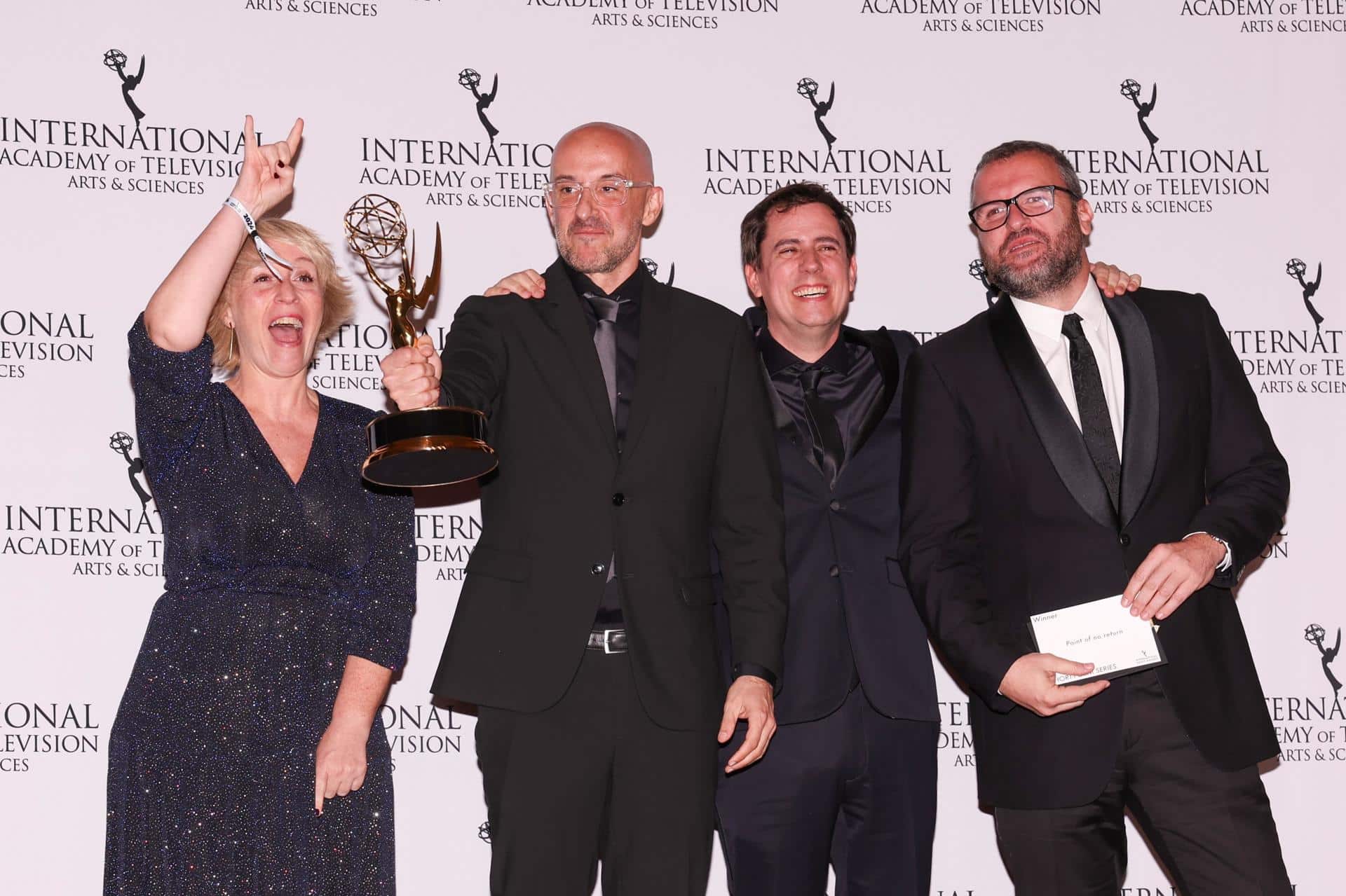 El periodista español Raúl Gallego Abellán y el productor Medir Plandolit Casals posan con el premio de Serie Corta por 'Punt de no retorn' durante la 52ª edición de los Premios Emmy Internacional, presentados por la Academia Internacional de Artes y Ciencias de la Televisión, en Nueva York (EE.UU.), el 25 de noviembre de 2024. EFE/EPA/SARAH YENESEL