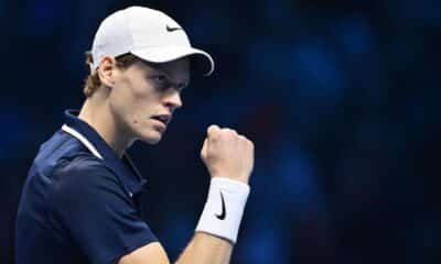 El tenista italiano Jannik Sinner en acción ante el noruego Casper Ruud, durante la segunda semifinal del ATP Finals de Turín, Italia. EFE/EPA/Alessandro Di Marco