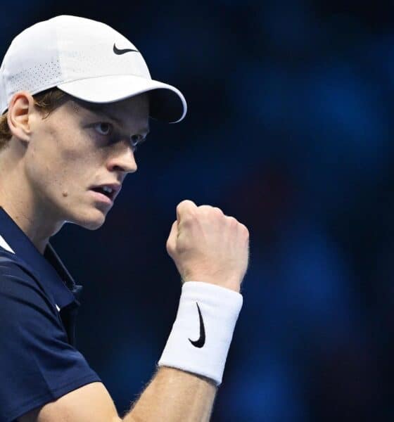 El tenista italiano Jannik Sinner en acción ante el noruego Casper Ruud, durante la segunda semifinal del ATP Finals de Turín, Italia. EFE/EPA/Alessandro Di Marco