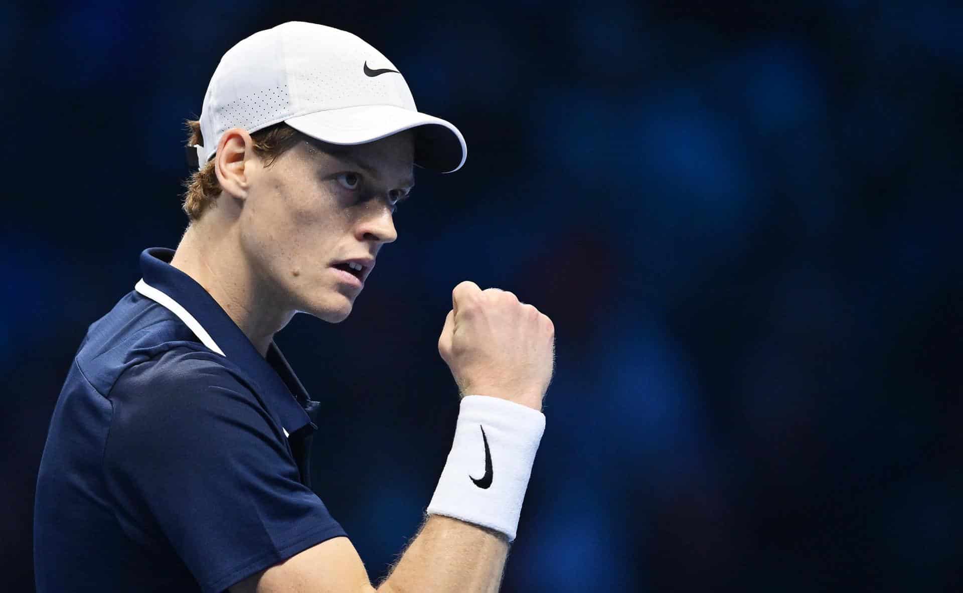 El tenista italiano Jannik Sinner en acción ante el noruego Casper Ruud, durante la segunda semifinal del ATP Finals de Turín, Italia. EFE/EPA/Alessandro Di Marco