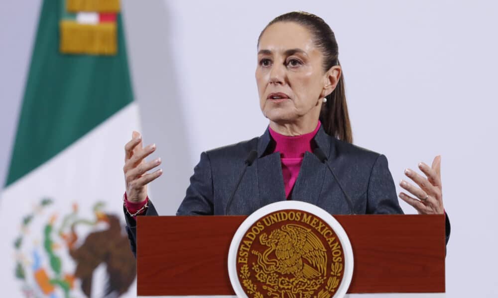 La presidenta de México, Claudia Sheinbaum, habla durante una rueda de prensa este viernes, en Palacio Nacional en Ciudad de México (México). EFE/ Mario Guzmán