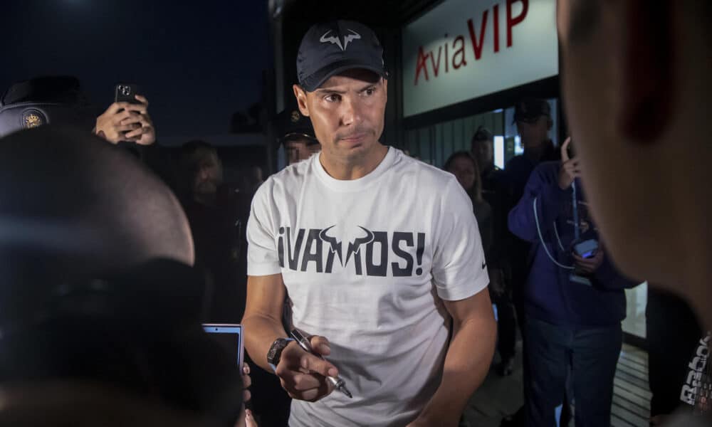 El tenista Rafa Nadal firma autógrafos a su llegada este jueves al aeropuerto de Málaga donde disputará la Copa Davis que comenzará el próximo día 19. EFE/ Daniel Pérez/ARCHIVO