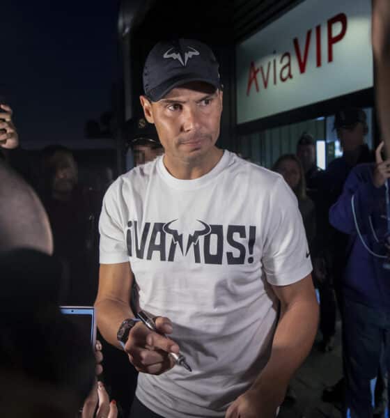 El tenista Rafa Nadal firma autógrafos a su llegada este jueves al aeropuerto de Málaga donde disputará la Copa Davis que comenzará el próximo día 19. EFE/ Daniel Pérez/ARCHIVO