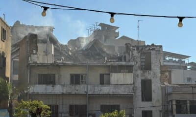 Una columna de humo sale de un edificio dañado tras los ataques aéreos israelíes en el distrito del Dahye, en el sur de Beirut, el 15 de noviembre de 2024. EFE/EPA/WAEL HAMZEH