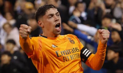 El centrocampista uruguayo del Real Madrid, Federico Valverde, celebra el segundo gol del equipo madridista durante el encuentro correspondiente a la jornada 14 de Laliga EA Sports en el estadio de Butarque, en Leganés. EFE / Sergio Pérez.