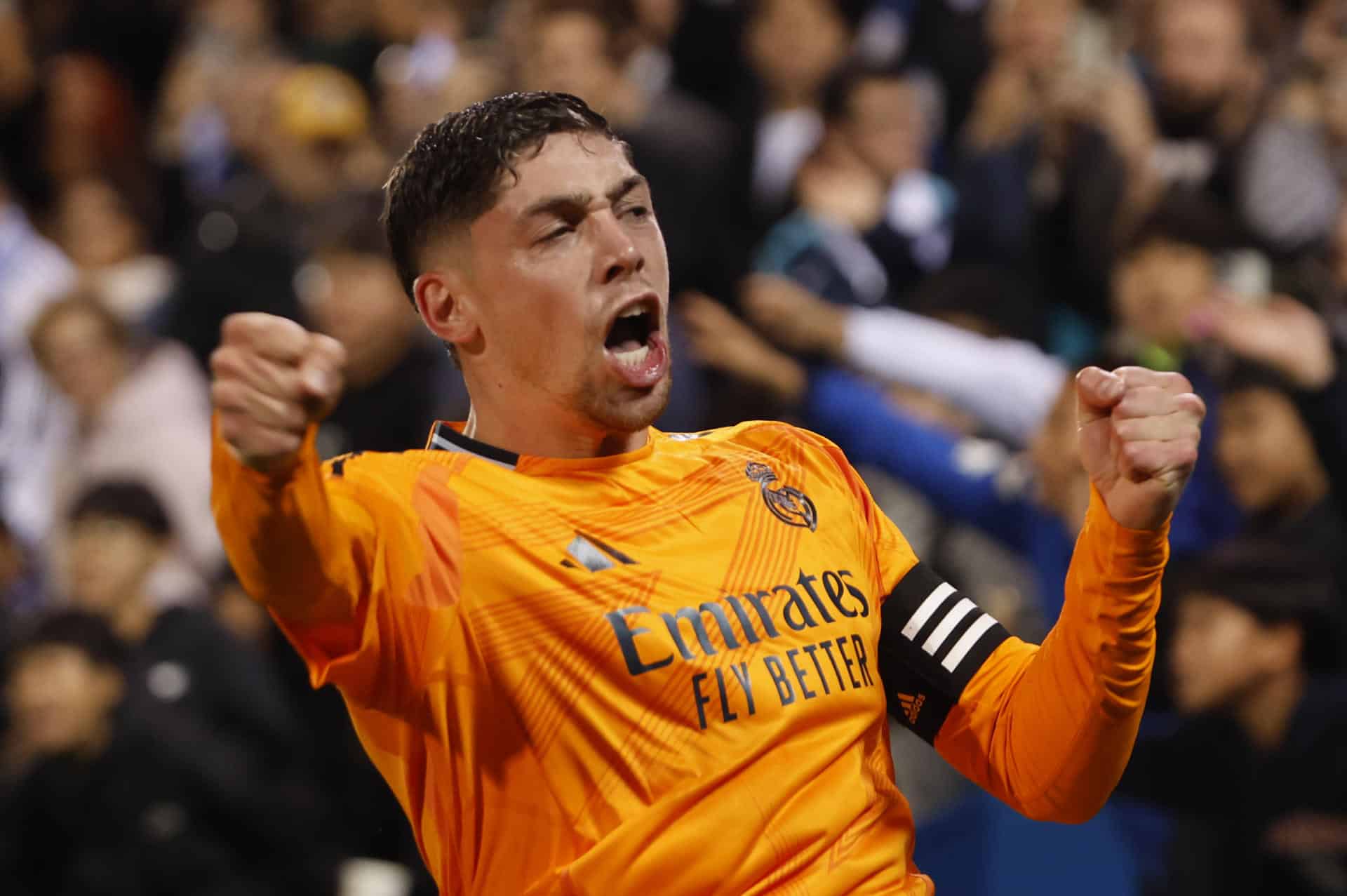 El centrocampista uruguayo del Real Madrid, Federico Valverde, celebra el segundo gol del equipo madridista durante el encuentro correspondiente a la jornada 14 de Laliga EA Sports en el estadio de Butarque, en Leganés. EFE / Sergio Pérez.