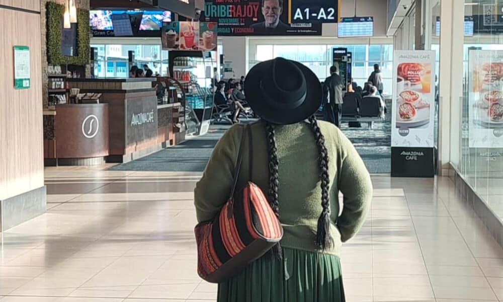 Una pasajera observa un panel informativo este lunes, en el aeropuerto de Quito (Ecuador). EFE/ Manuel Fuentes