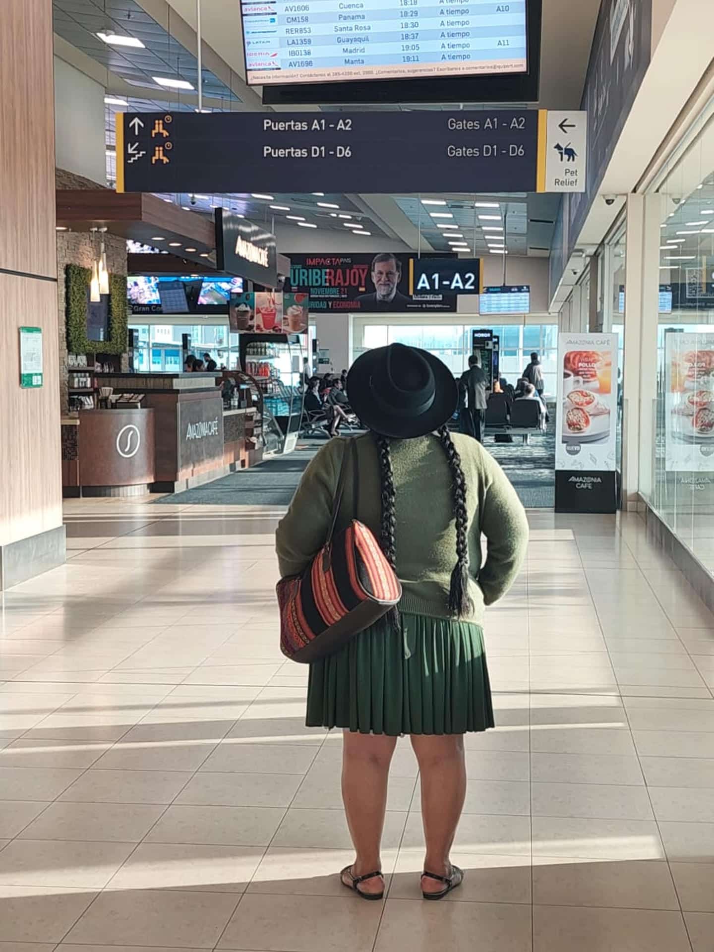 Una pasajera observa un panel informativo este lunes, en el aeropuerto de Quito (Ecuador). EFE/ Manuel Fuentes