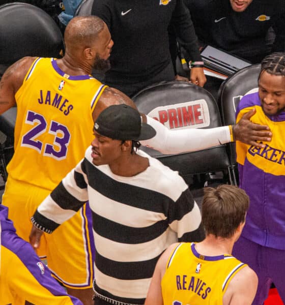 LeBron James de los Ángeles Lakers saluda a su hijo Bronny James durante un partido de la NBA en Toronto (Canadá). EFE/Julio César Rivas