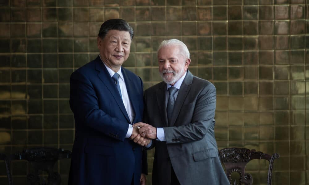 El presidente brasileño, Luiz Inácio Lula da Silva (d), saluda y recibe con honores de Estado a su homólogo chino, Xi Jinping (i) este miércoles en Brasilia (Brasil). EFE/Andressa Anholete