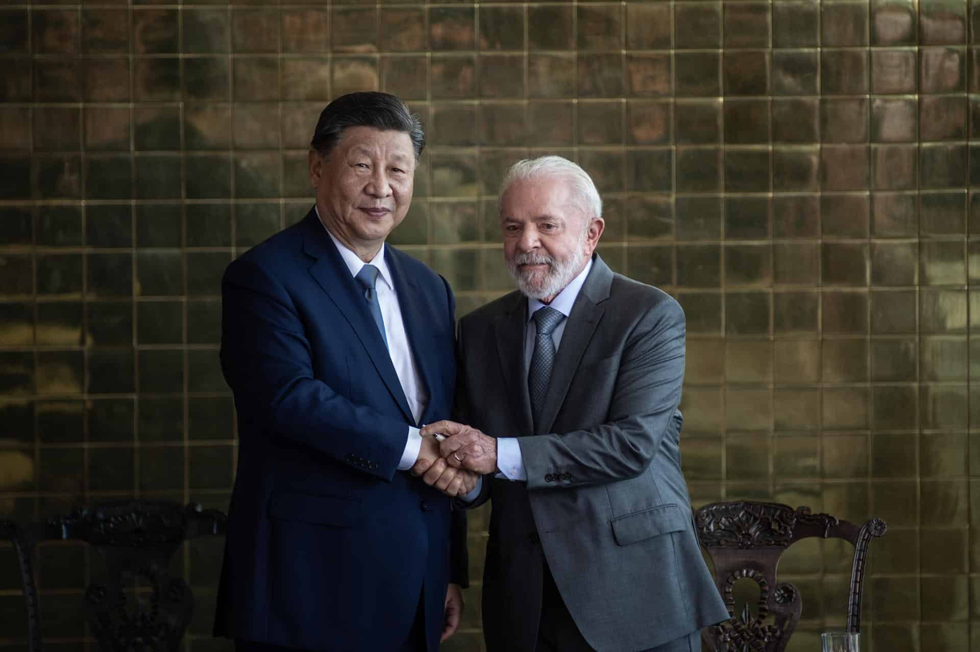 El presidente brasileño, Luiz Inácio Lula da Silva (d), saluda y recibe con honores de Estado a su homólogo chino, Xi Jinping (i) este miércoles en Brasilia (Brasil). EFE/Andressa Anholete