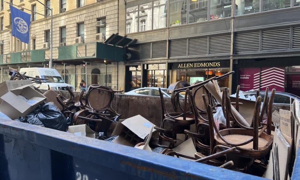 Fotografía de archivo donde se muestra unas sillas tiradas en un contenedor de basura puesto en una calle en el Upper West Side, un barrio del distrito de Manhattan en Nueva York. EFE/Sarah Yáñez-Richards