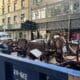 Fotografía de archivo donde se muestra unas sillas tiradas en un contenedor de basura puesto en una calle en el Upper West Side, un barrio del distrito de Manhattan en Nueva York. EFE/Sarah Yáñez-Richards