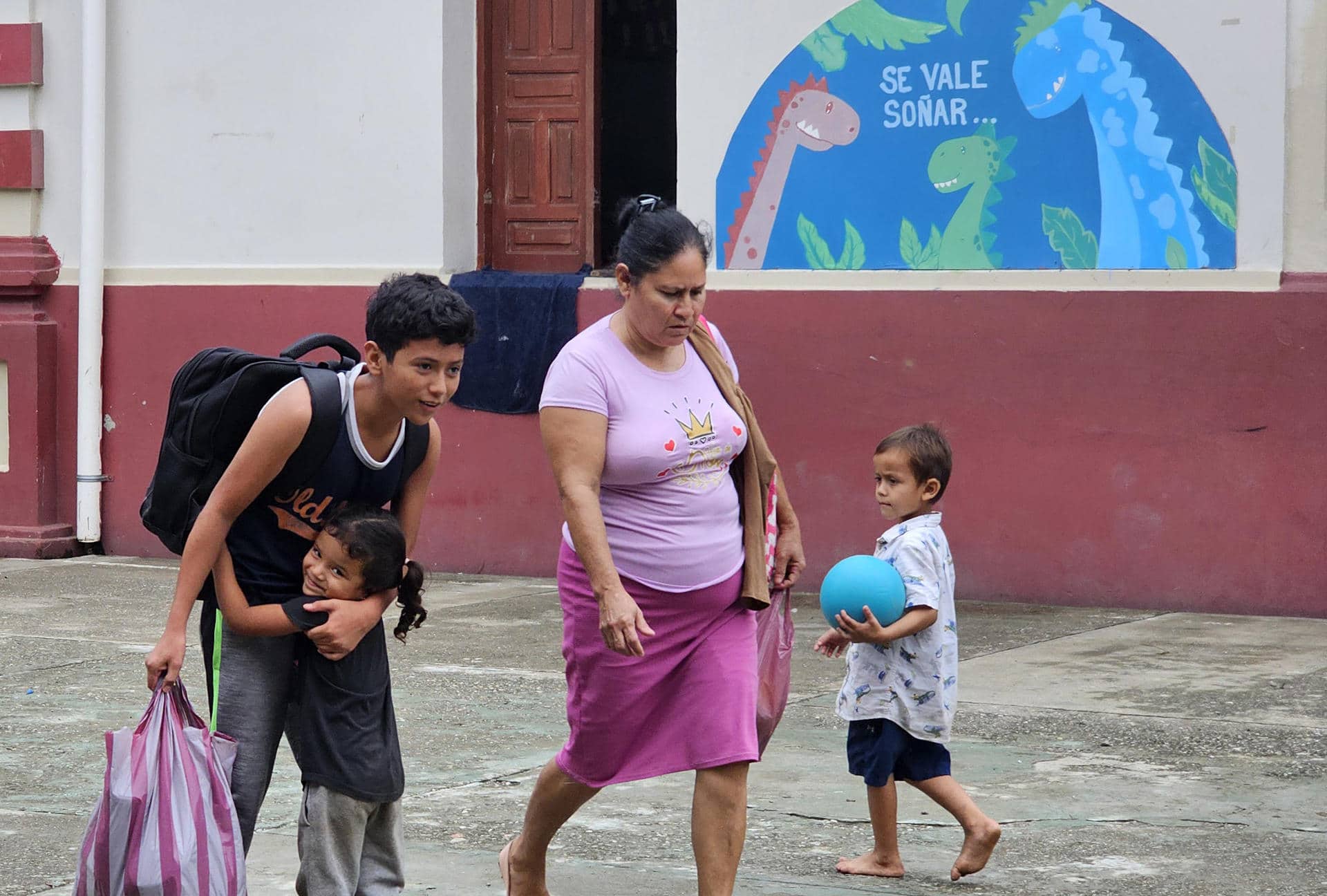 Habitantes de los campos bananeros caminan con sus pertenencias, este domingo en El Progreso Yoro (Honduras). EFE/José Valle