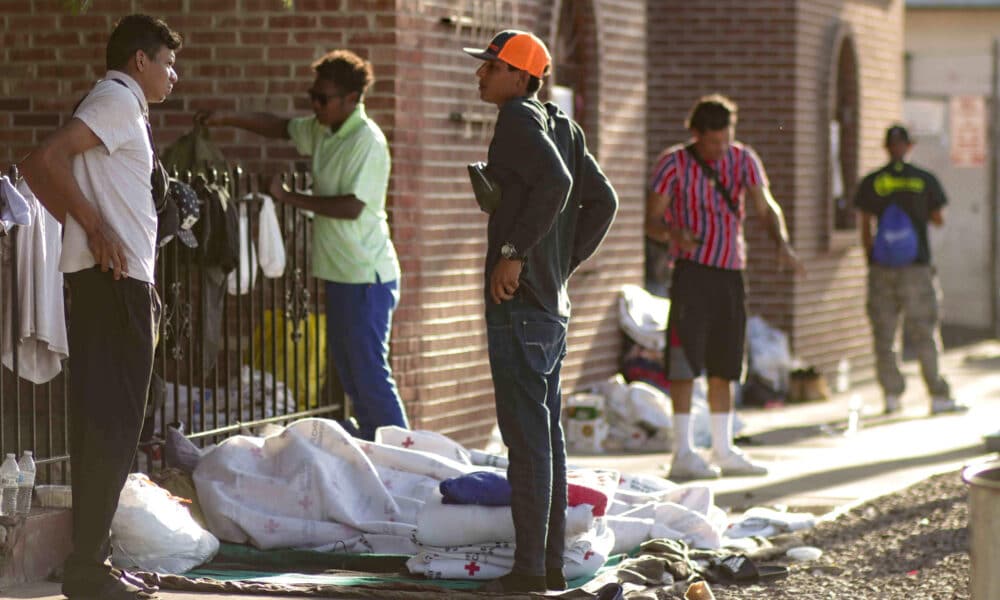 Imagen de archivo en donde se observa a varios migrantes conversando afuera de un edificio en El Paso, Texas (EEUU). EFE/Jonathan Fernández