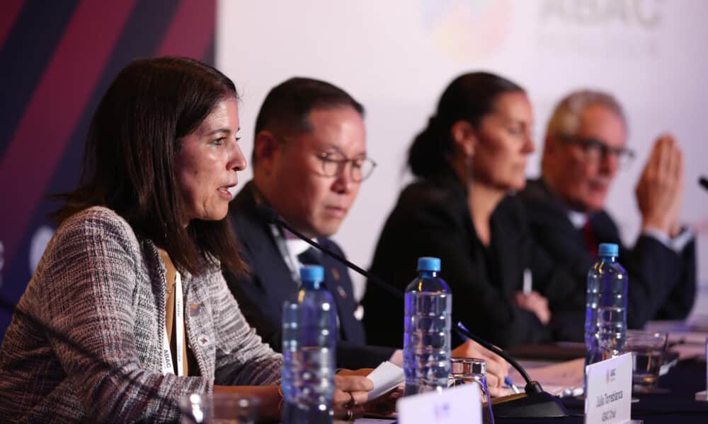 La presidenta del Foro de Cooperación Económica Asia-Pacífico (APEC), Julia Torreblanca, habla durante una rueda de prensa del concejo empresarial de APEC, este martes, en Lima (Perú). EFE/ Paolo Aguilar