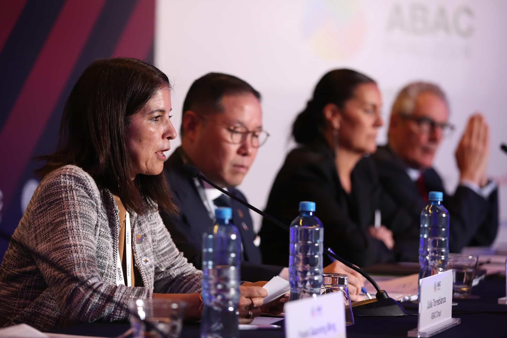 La presidenta del Foro de Cooperación Económica Asia-Pacífico (APEC), Julia Torreblanca, habla durante una rueda de prensa del concejo empresarial de APEC, este martes, en Lima (Perú). EFE/ Paolo Aguilar