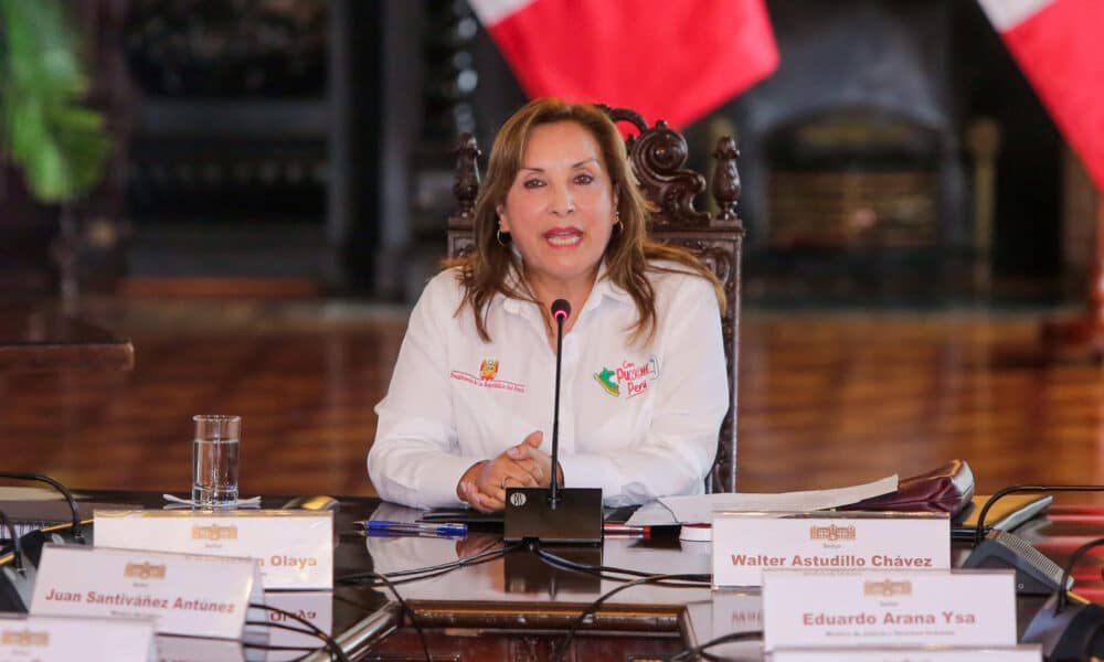 Fotografía del 22 de octubre del 2024 de la presidenta de Perú, Dina Boluarte, presentando un balance de su gestión en el Palacio de Gobierno en Lima (Perú). EFE/ Stringer