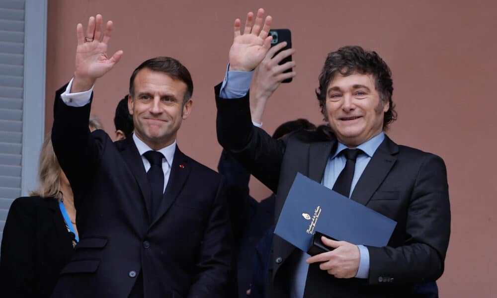 El presidente de Argentina, Javier Milei, saluda junto al presidente de Francia, Emmanuel Macron, desde el balcón de la Casa Rosada, durante su encuentro este domingo en la ciudad de Buenos Aires. EFE/ Juan Ignacio Roncoroni