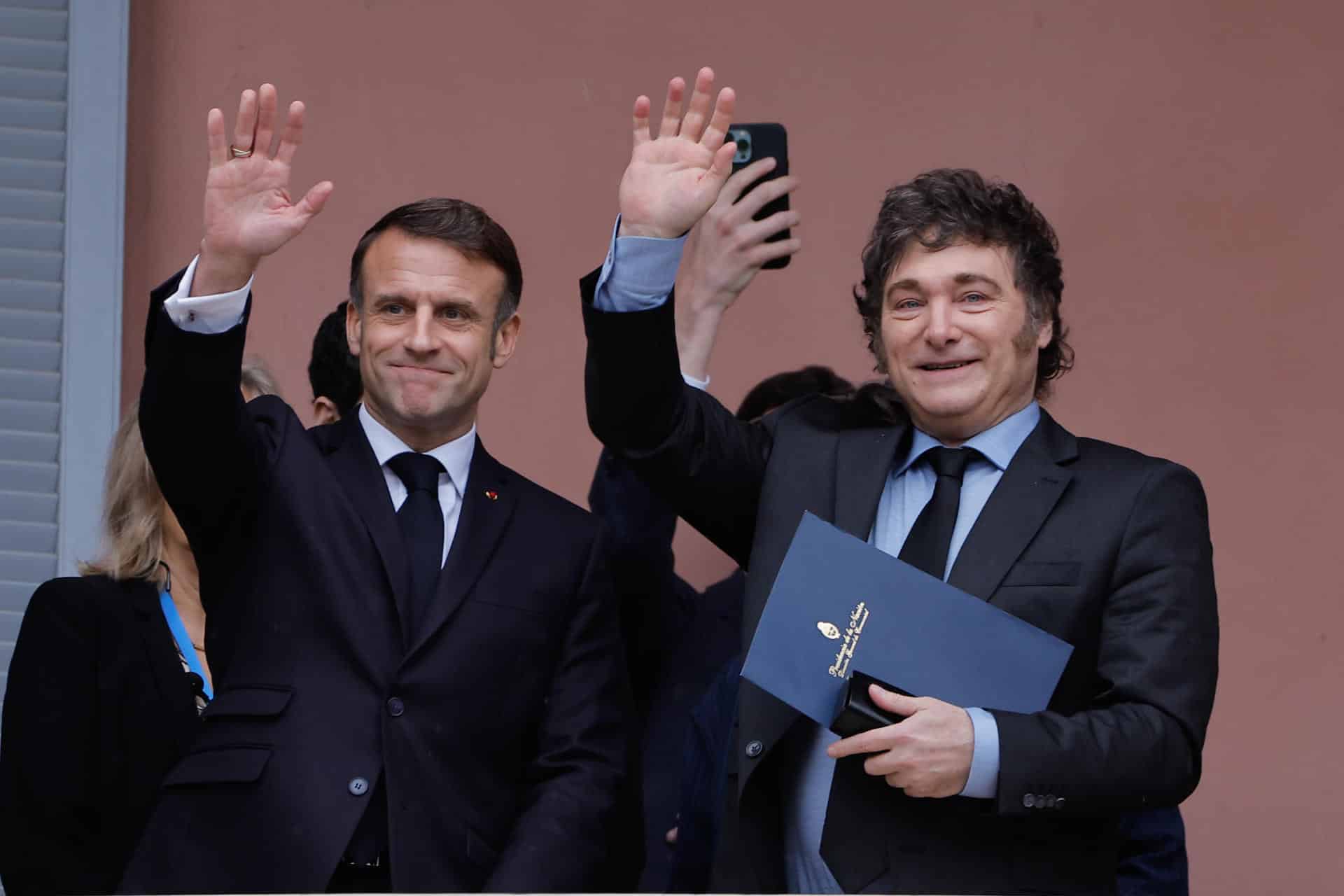 El presidente de Argentina, Javier Milei, saluda junto al presidente de Francia, Emmanuel Macron, desde el balcón de la Casa Rosada, durante su encuentro este domingo en la ciudad de Buenos Aires. EFE/ Juan Ignacio Roncoroni