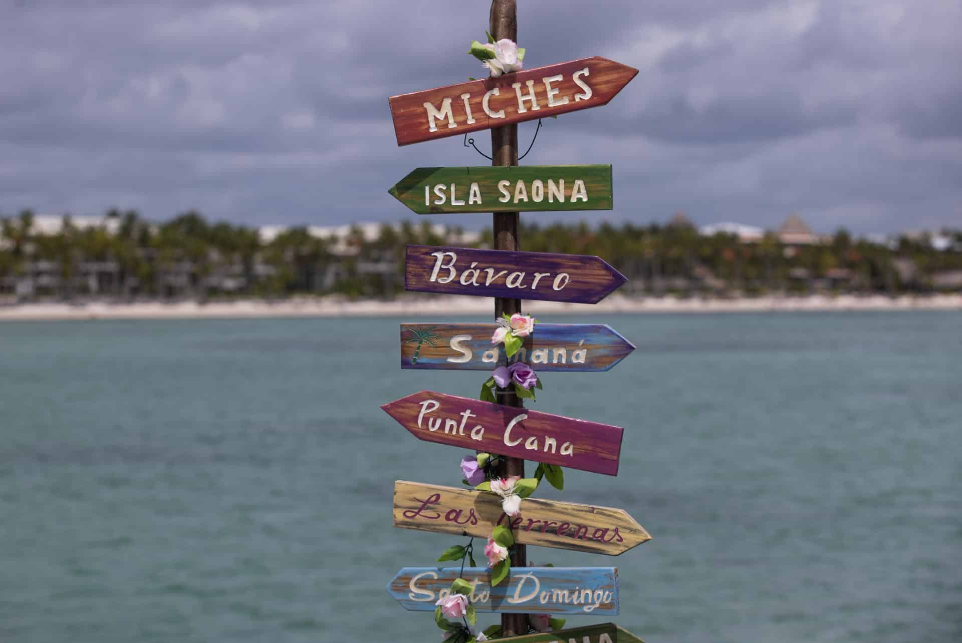 Fotografía de archivo donde se observan varios carteles que indican los más importantes lugares turísticos del país en Punta Cana (República Dominicana). EFE/Orlando Barría