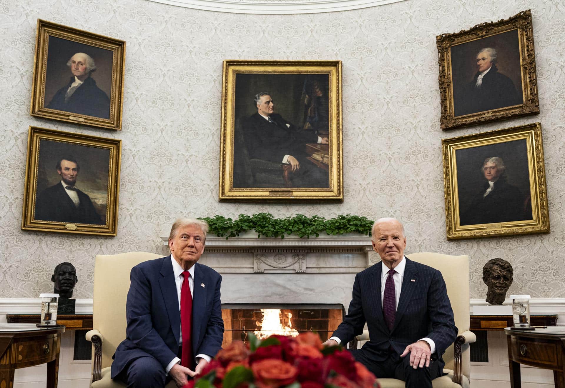 El presidente de Estados Unidos, Joe Biden (derecha), y el presidente electo Donald Trump durante una reunión en la Oficina Oval de la Casa Blanca en Washington, DC, EE.UU., el 13 de noviembre de 2024. EFE/EPA/AL DRAGO / POOL