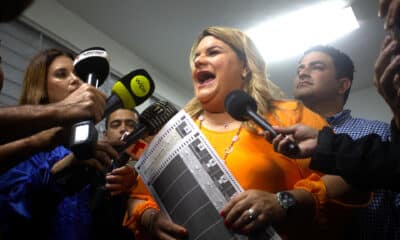 La candidata a la Gobernación de Puerto Rico por el Partido Nuevo Progresista (PNP), Jenniffer González, habla con medios de comunicación antes de depositar su voto en el centro de votación instalado en la escuela Salvador Brau, este martes, en Carolina (Puerto Rico).EFE/ Thais Llora