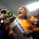 La candidata a la Gobernación de Puerto Rico por el Partido Nuevo Progresista (PNP), Jenniffer González, habla con medios de comunicación antes de depositar su voto en el centro de votación instalado en la escuela Salvador Brau, este martes, en Carolina (Puerto Rico).EFE/ Thais Llora