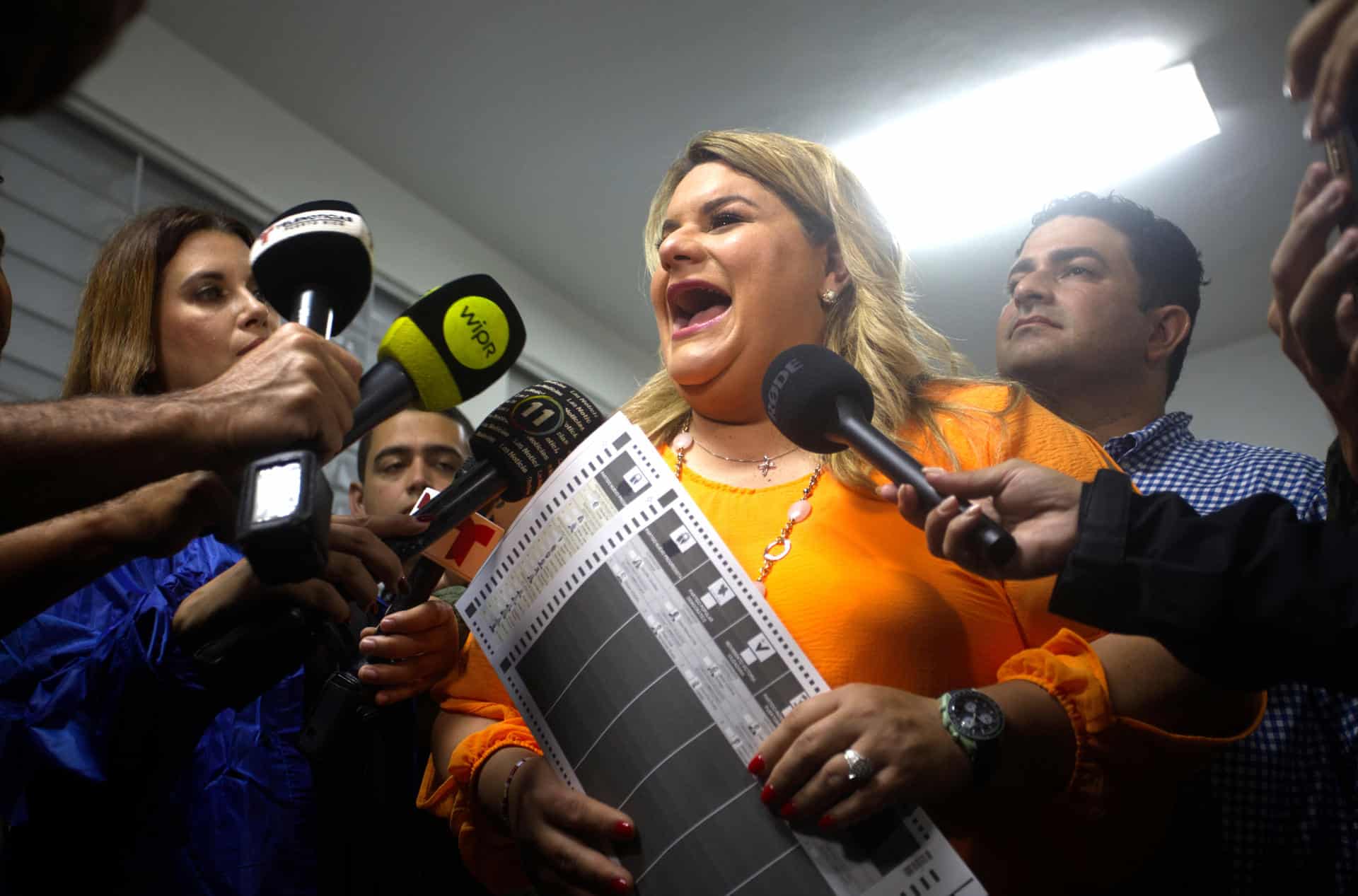 La candidata a la Gobernación de Puerto Rico por el Partido Nuevo Progresista (PNP), Jenniffer González, habla con medios de comunicación antes de depositar su voto en el centro de votación instalado en la escuela Salvador Brau, este martes, en Carolina (Puerto Rico).EFE/ Thais Llora