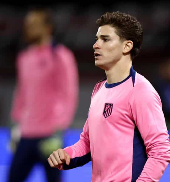 El delantero argentino del Atlético Julián Álvarez (d)y Antoine Griezmann, en el estadio Metropolitano. en foto de archivo de Juanjo Martin. EFE