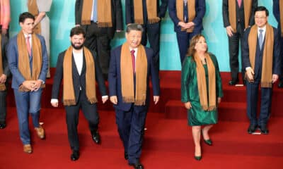 El primer ministro de Canadá, Justin Trudeau (i); el presidente de Chile, Gabriel Boric (2-i); el presidente de China, Xi Jinping (c); la presidenta de Perú, Dina Boluarte (2-d) y el jefe ejecutivo de Hong Kong, John Lee Ka-chiu (d), posan para la foto oficial de los lideres de las economías APEC, en Lima. EFE/ Paolo Aguilar