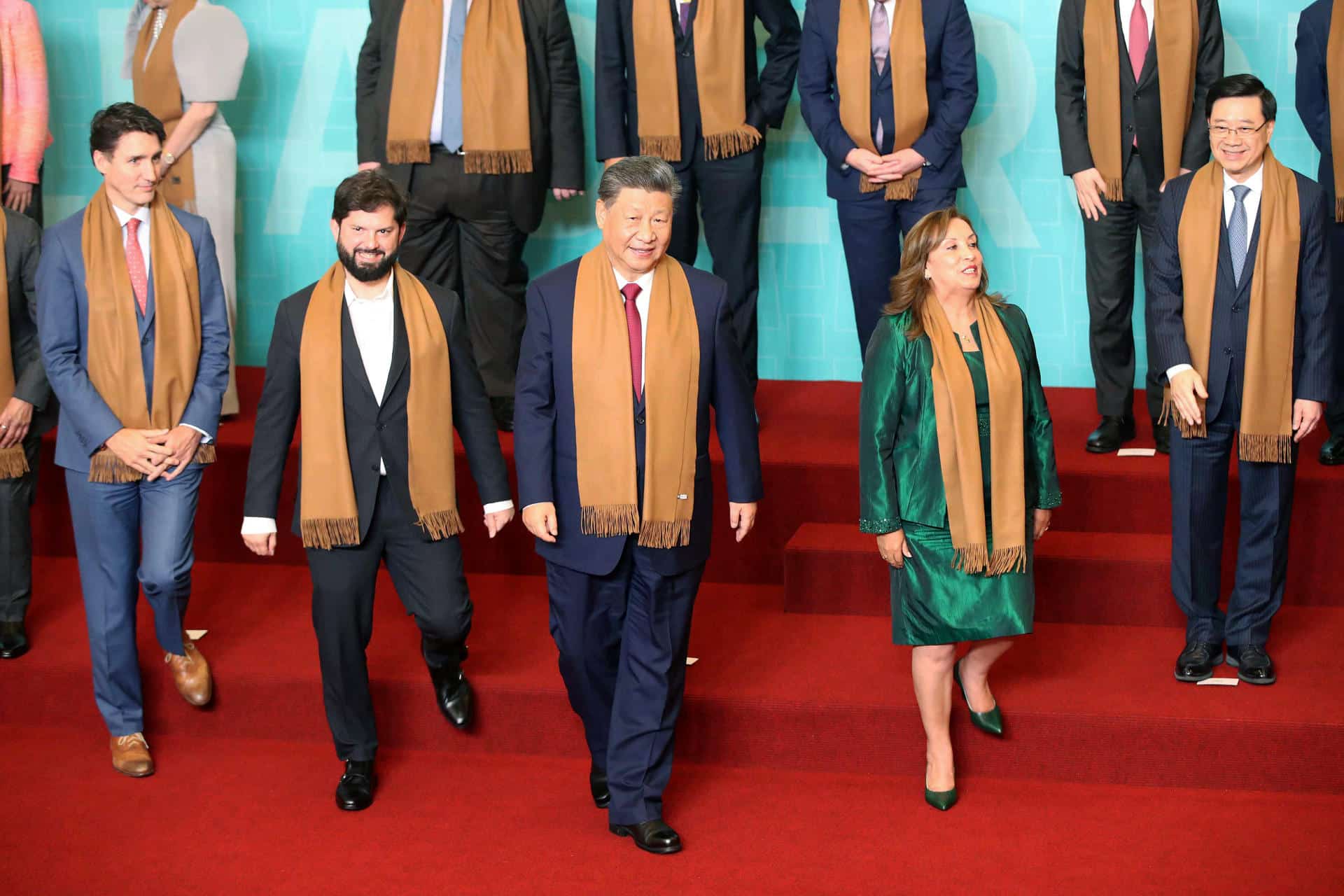 El primer ministro de Canadá, Justin Trudeau (i); el presidente de Chile, Gabriel Boric (2-i); el presidente de China, Xi Jinping (c); la presidenta de Perú, Dina Boluarte (2-d) y el jefe ejecutivo de Hong Kong, John Lee Ka-chiu (d), posan para la foto oficial de los lideres de las economías APEC, en Lima. EFE/ Paolo Aguilar