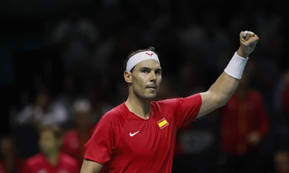 El tenista español Rafa Nadal anate el neerlandés Botic Van de Zandschulp durante el primer partido de los cuartos de final entre los equipos de España y Países Bajos, este martes en el Palacio de los Deportes José María Martín Carpena de Málaga (Andalucía). EFE/ Jorge Zapata