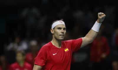 El tenista español Rafa Nadal anate el neerlandés Botic Van de Zandschulp durante el primer partido de los cuartos de final entre los equipos de España y Países Bajos, este martes en el Palacio de los Deportes José María Martín Carpena de Málaga (Andalucía). EFE/ Jorge Zapata