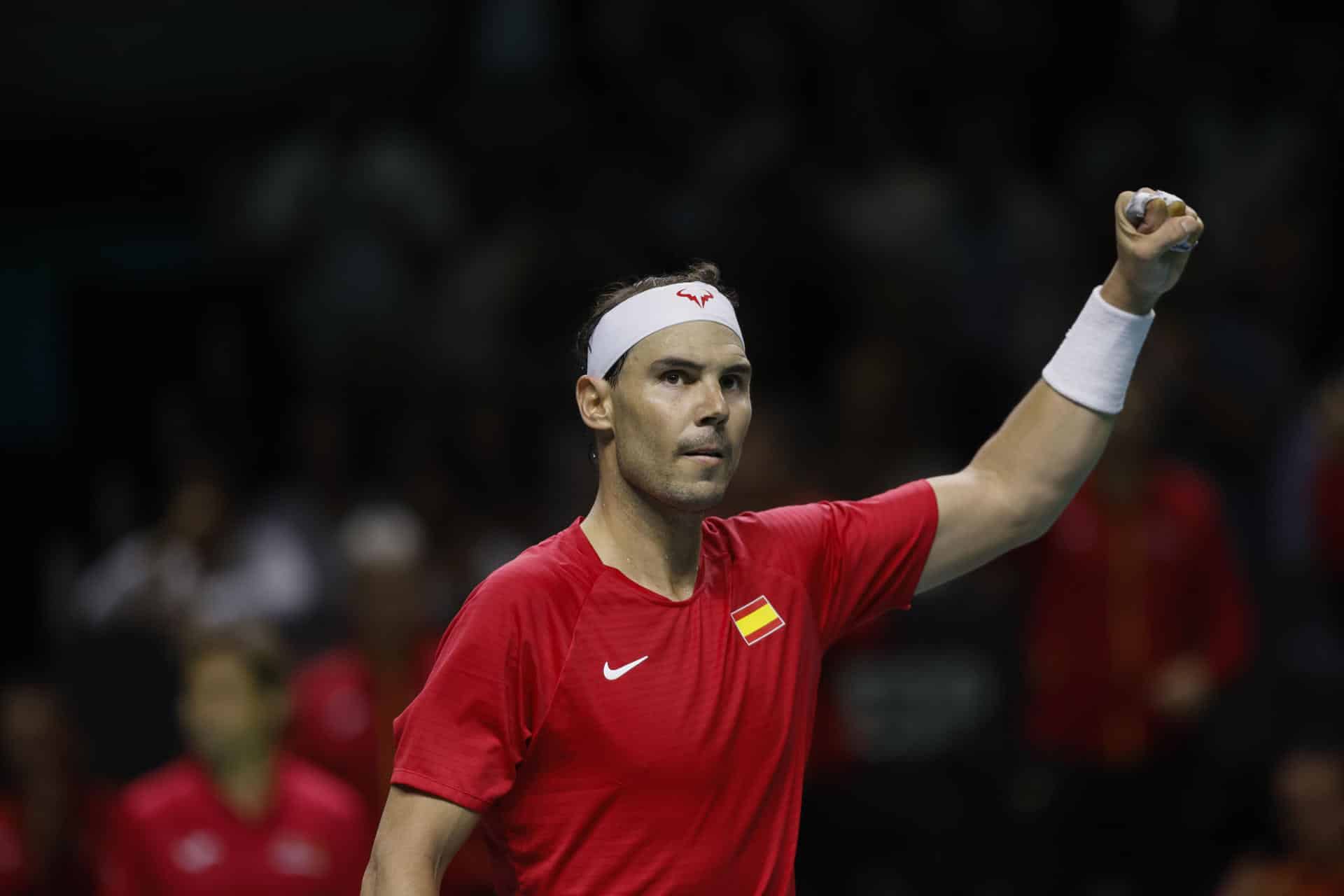 El tenista español Rafa Nadal anate el neerlandés Botic Van de Zandschulp durante el primer partido de los cuartos de final entre los equipos de España y Países Bajos, este martes en el Palacio de los Deportes José María Martín Carpena de Málaga (Andalucía). EFE/ Jorge Zapata