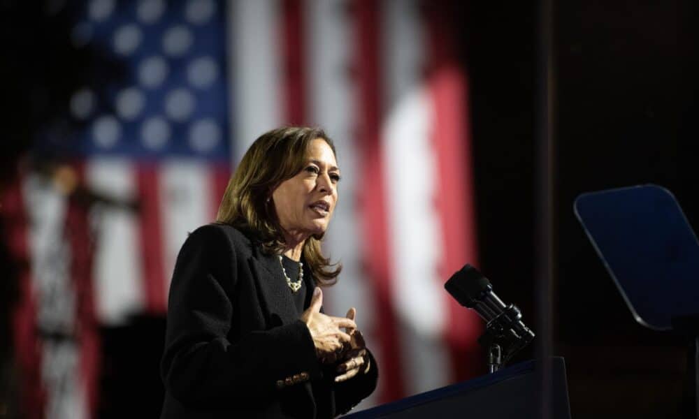 Fotografía del 5 de noviembre de 2024 en donde se ve a la vicepresidenta estadounidense y candidata demócrata a la Casa Blanca, Kamala Harris. EFE/DAVID MUSE